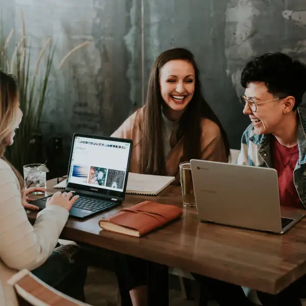 groupe d'employés au travail